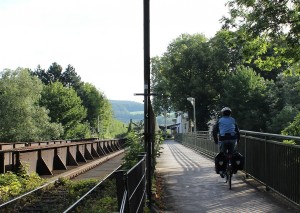 Bei Arnsberg Bahnbrücke über die Ruhr am Bahnhof