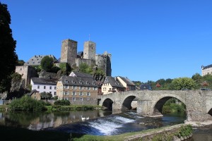 Burg und Lahnbrücke in Runkel