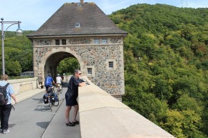 auf der Staumauer