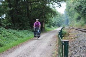 Weg parallel zum Bahngleis