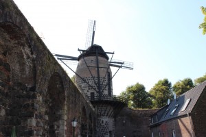 Zons, Stadtmauer und Mühle