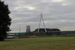 Neuwied: Raiffeisenbrücke und dahinter das AKW Mülheim-Kärlich