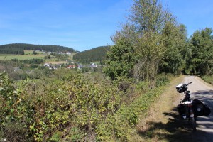 auf dem stillgelegten Bahndamm vor Schwarzenau