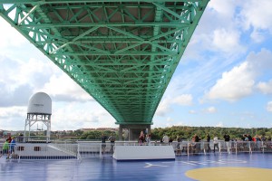 Mit dem Schiff unter die Brücke durch, später mit vollbepacktem Rad drüber hinweg