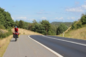 Auf dem Radweg neben der 168 bergauf, bergab...