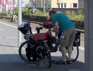 letzte Gepäckkontrolle vor Abfahrt des Zuges