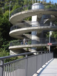 Bild der Respekt einflößenden Brücke in Oberndorf