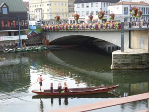 Bild eines Stocherkahn vor der Eberhardsbrücke, Tübingen