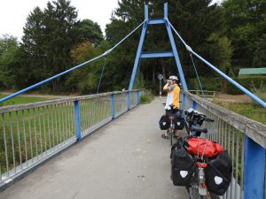 Bild einer Hängebrücke nur für Fußgänger und Radfahrer