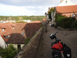 Weg oberhalb der Enz Richtung Marktplatz