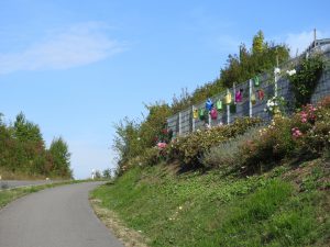 on the road, Gießkannen werben für die Gärtnerei nördlich Lauffen