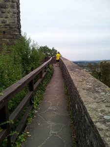 Werner auf dem Wehrgang beim roten Turm