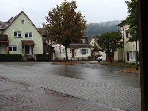 Blick bei Regen aus dem Buswartehäuschen Neckargerach