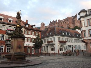 Kornmarkt mit Kornmarkt-Madonna, Rathaus und Schloss