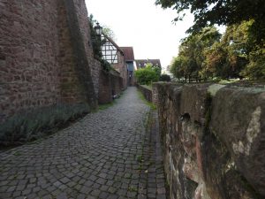 Gewaltige Stadtmauer in Ladenburg