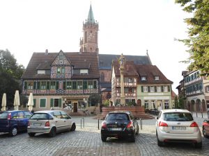 Marktplatz Ladenburg mit Brunnen und st. Gallus Kirche