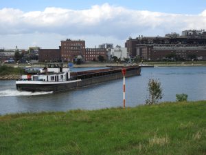 sie biegt in den Rhein stromaufwärts ein