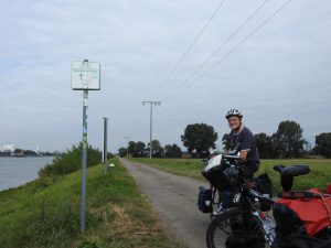 Ab hier beginnt für uns der Rhein-Radweg