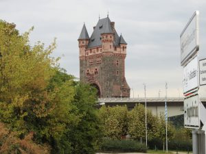 Der Niblungenturm in Worms grüßt uns