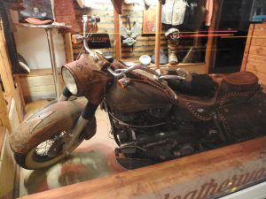 lederverkleidetes Motorrad im Schaufenster