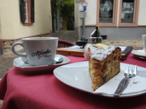 mit leckerem Kuchen und Kaffee