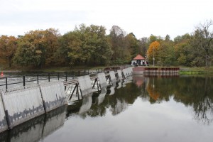 Nadelwehr bei Grütz. Wasserregulierung durch Einstecken der "Nadeln".