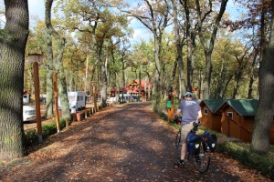 Der Havelradweg führt über den Campingplatz